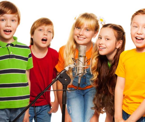 Kids Gruppe beim kindergeburtstag im Tonstudio