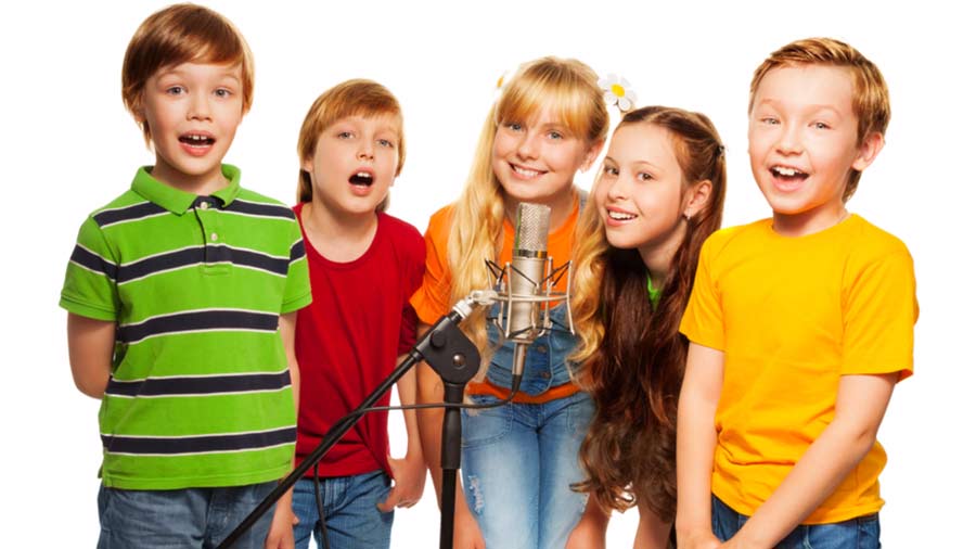 Kids Gruppe beim kindergeburtstag im Tonstudio