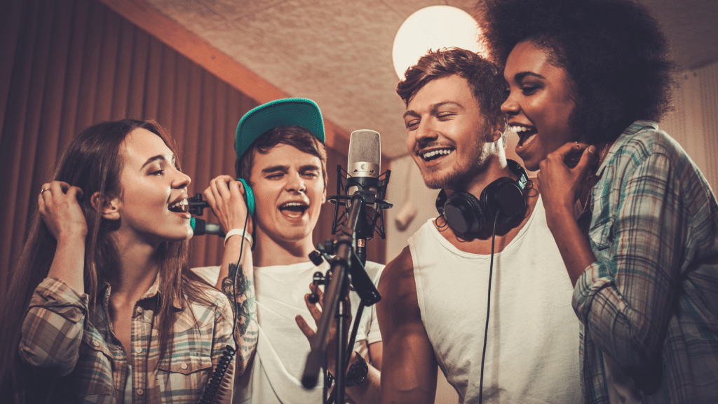 Geburtstag-im-Tonstudio-Gruppe-Jugendlicher-Sings-in-Mikrofon-und-hat-Spass Geheimtipp für den nächsten Kindergeburtstag