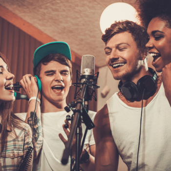 Geburtstag-im-Tonstudio-Gruppe-Jugendlicher-Sings-in-Mikrofon-und-hat-Spass Geheimtipp für den nächsten Kindergeburtstag